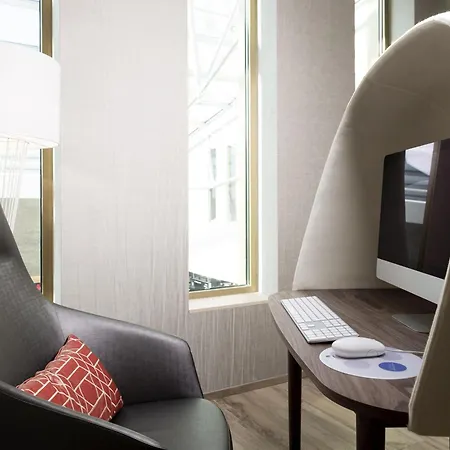 Novotel Centre Отель Шарлеруа